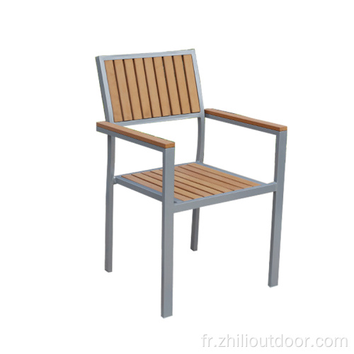 Tables et chaises en bois en bois en bois en plastique